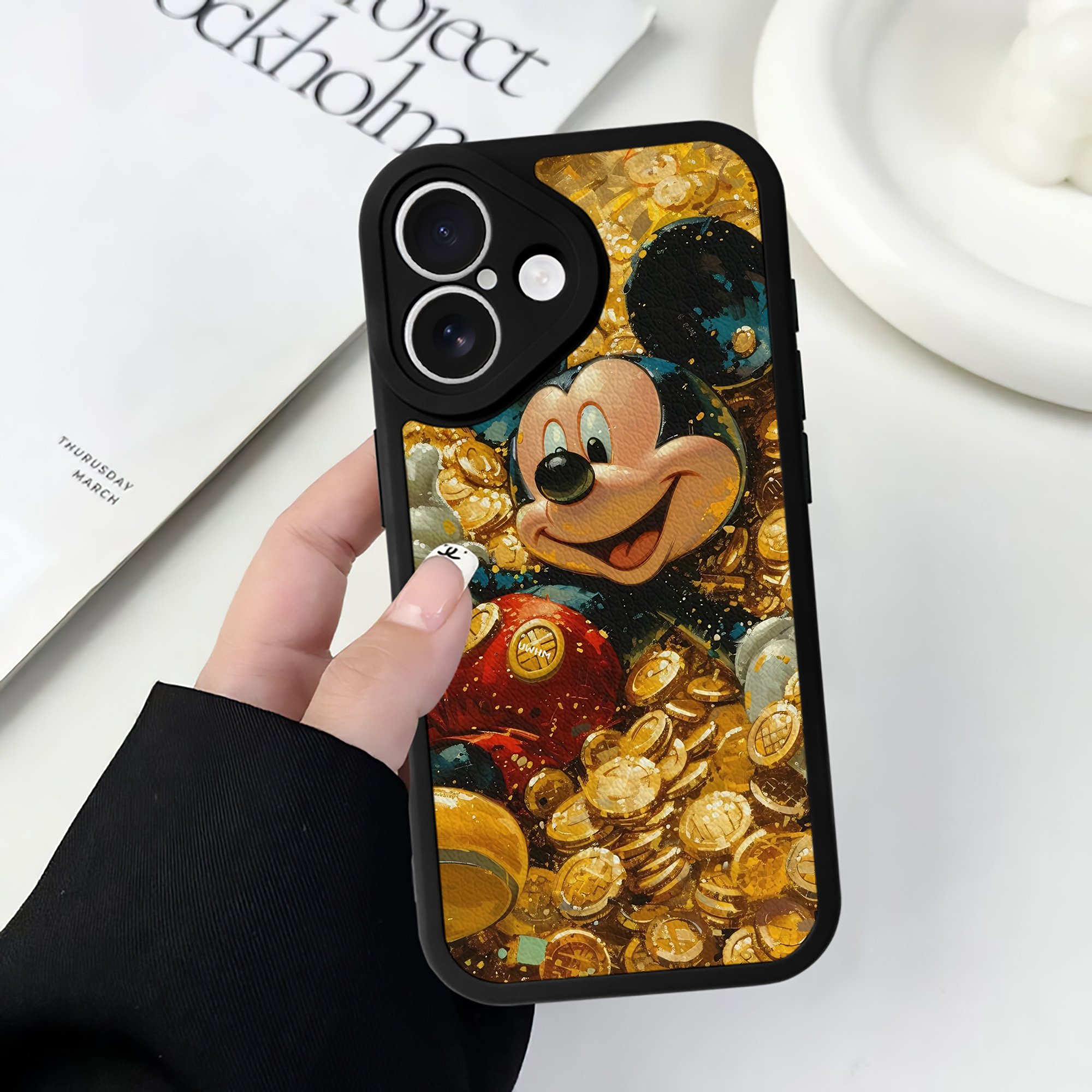 （画像用） ミッキーマウス Mickey Mouse 【iPhone 16シリーズ対応】シリコンスマホケース（レザー調） 材質：シリコン